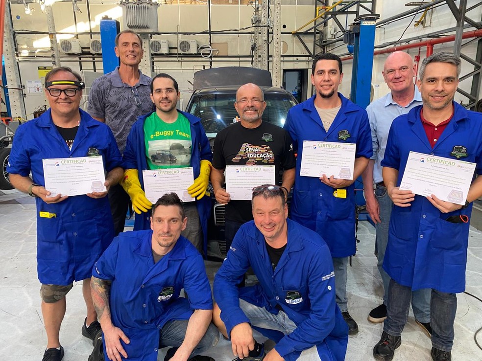 Instrutores do SENAI-RN foram treinados por especialistas alemães, para cursos na área: Imagem mostra parte da equipe, com especialistas e outros professores que participaram — Foto: Divulgação SENAI-RN