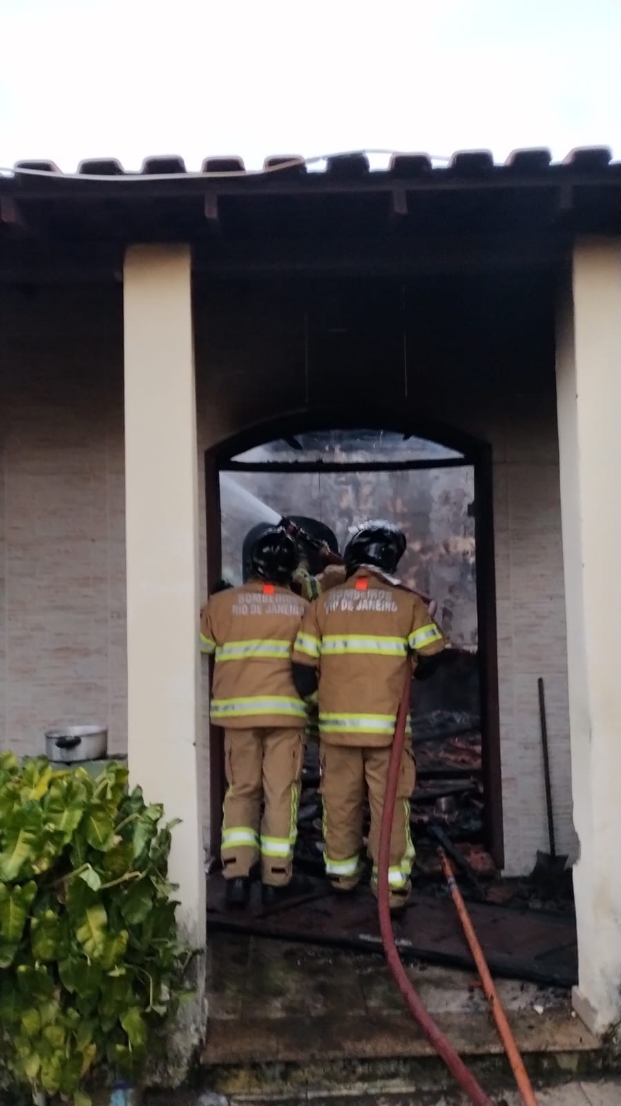 Homem morre queimado dentro de casa que pegou fogo em Saquarema