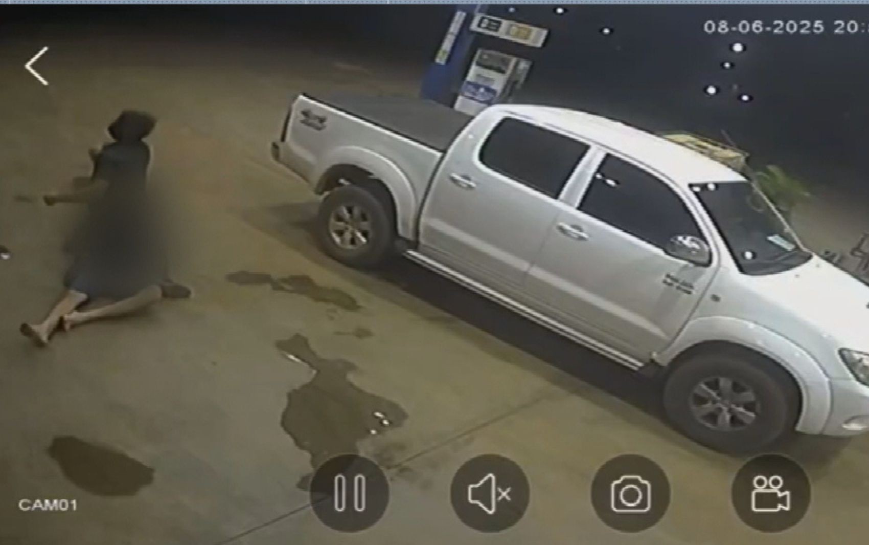 Homem fica desacordado ao ser espancado após se enganar e entrar em caminhonete errada; vídeo 
