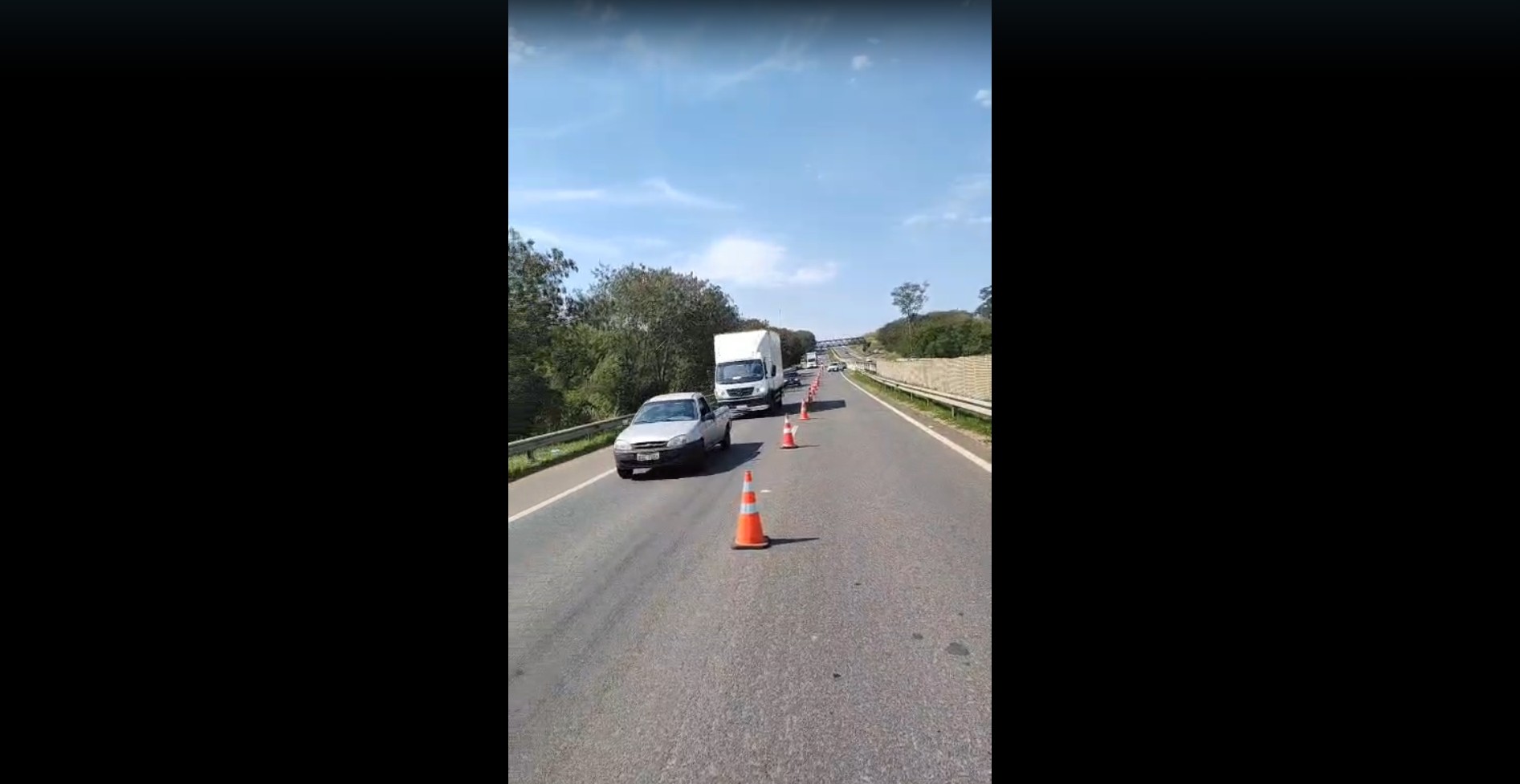 Homem morre após pular de caminhonete em movimento em rodovia no interior de SP