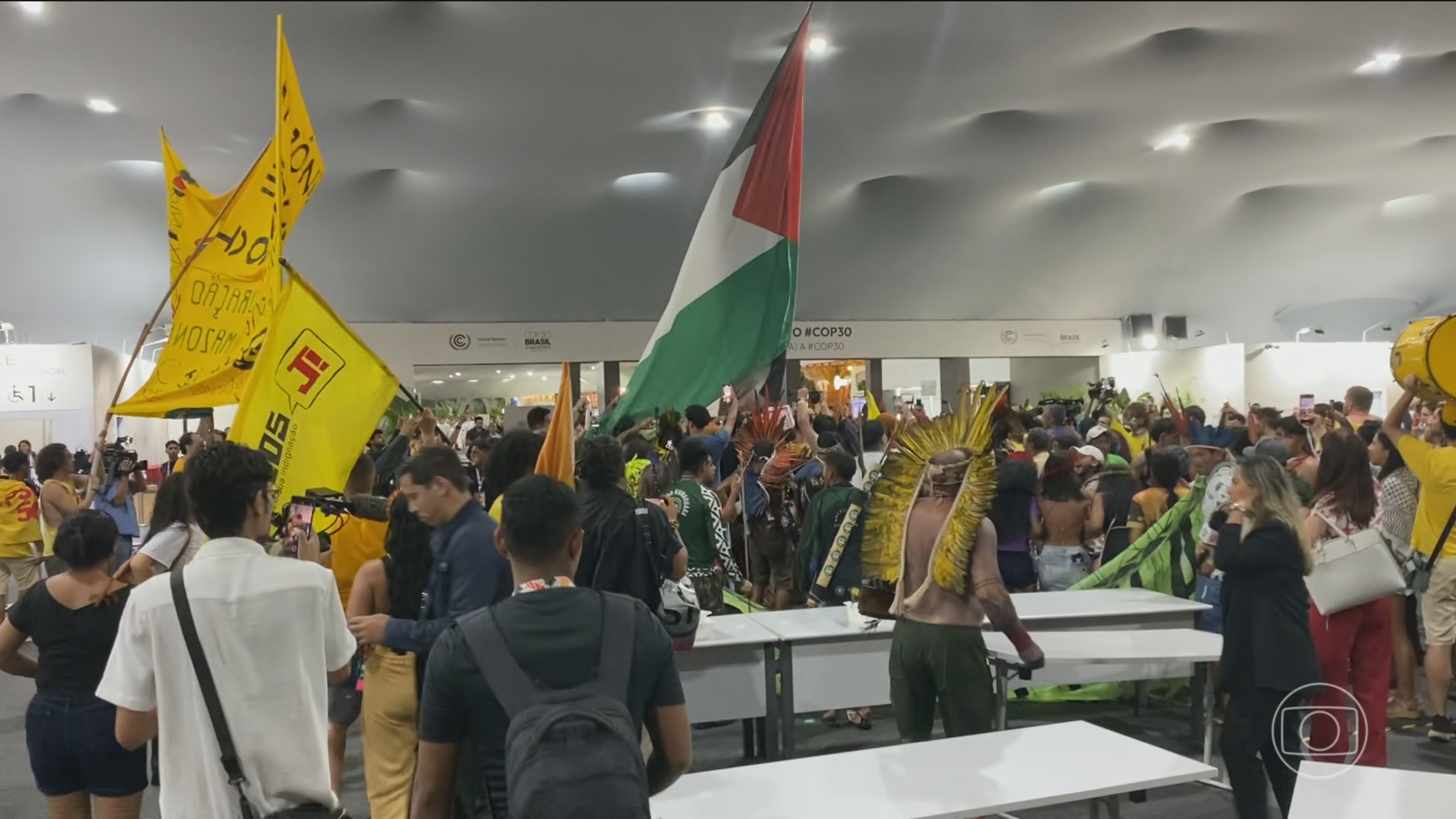 Segundo dia de COP30 tem confronto após cerca de 50 pessoas tentarem invadir área restrita