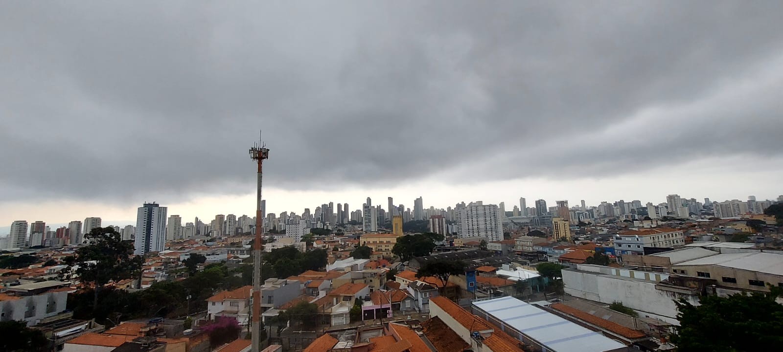 Dia vira noite após tarde abafada, e SP tem chuva e vento forte