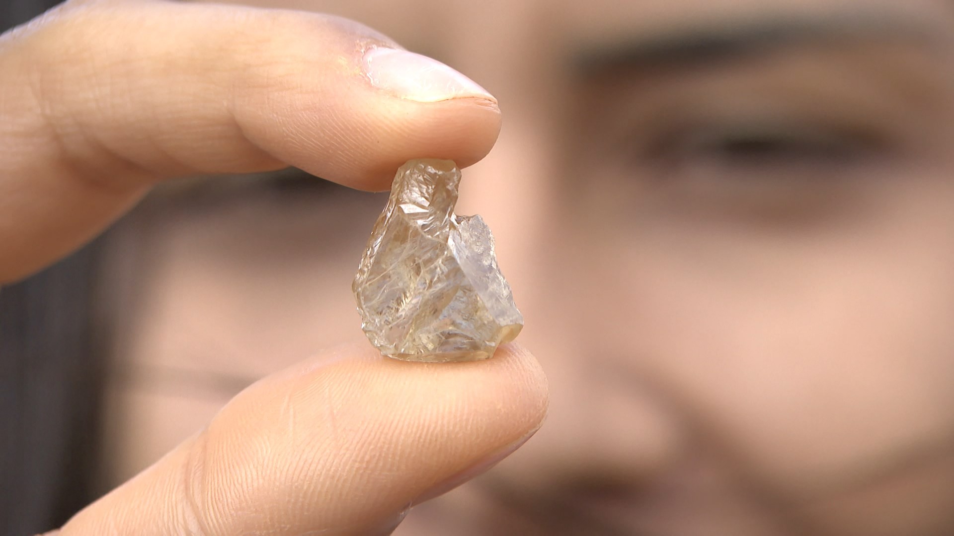 Engenheira explica que cor, tamanho e transparência são usados para determinar valor de diamantes