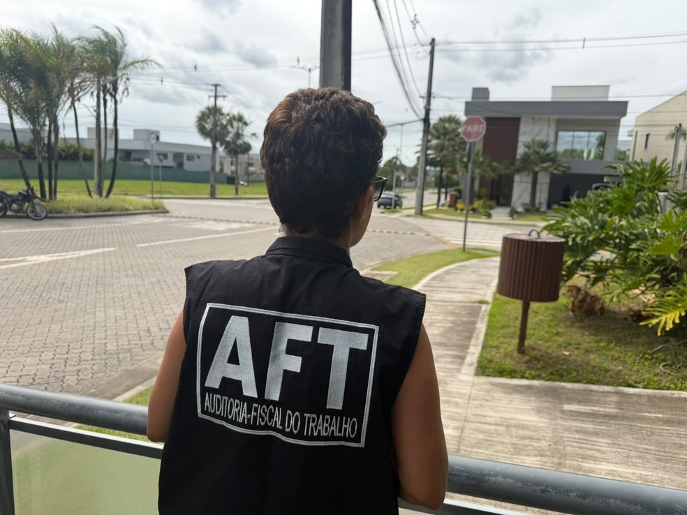 Mulher é resgatada de trabalho escravo após 55 anos sem salários em condomínio de luxo no Eusébio — Foto: AFT/Divulgação