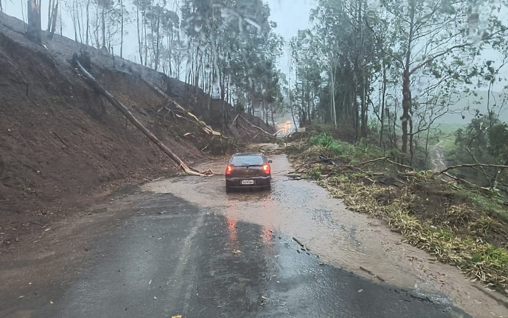 Chuva destrói marina em Fama, interdita estradas e causa estragos em cidades do Sul de Minas