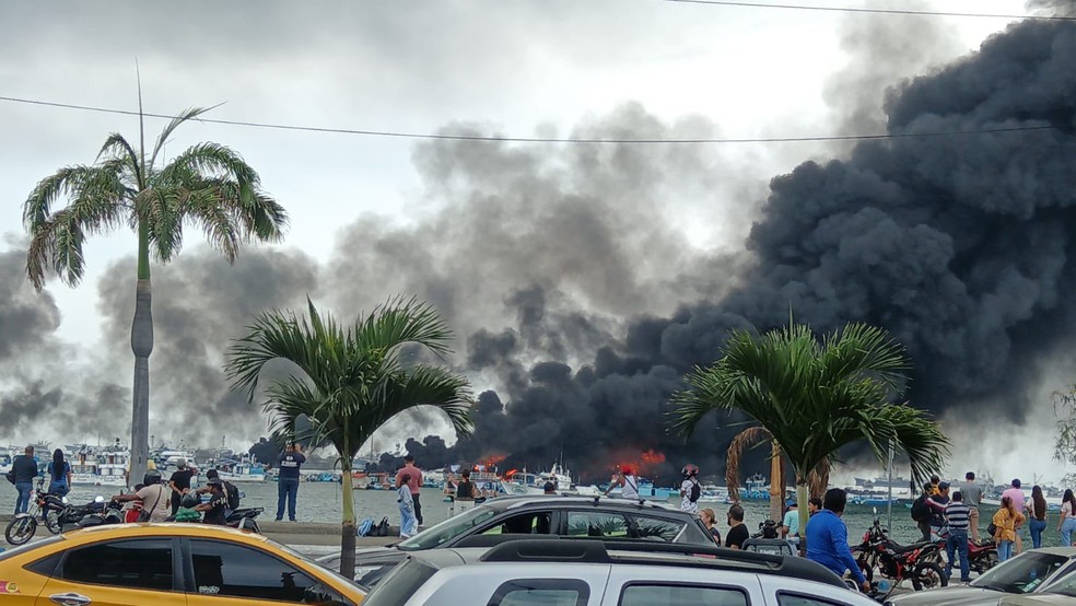 Turistas são surpreendidos pelo incêndio no porto de Manta, Equador, no sábado (6). — Foto: Diego Briones no X/Reprodução