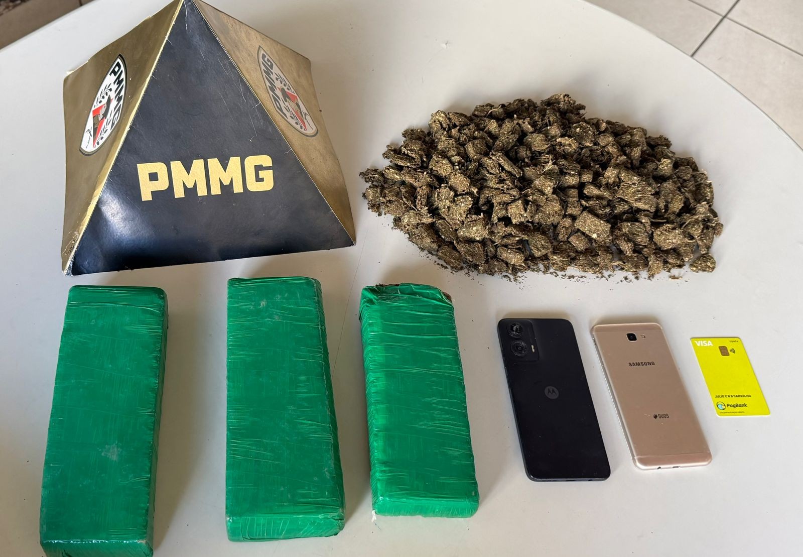 Homens são presos por tráfico após denúncia de transporte de drogas em ônibus na BR-381