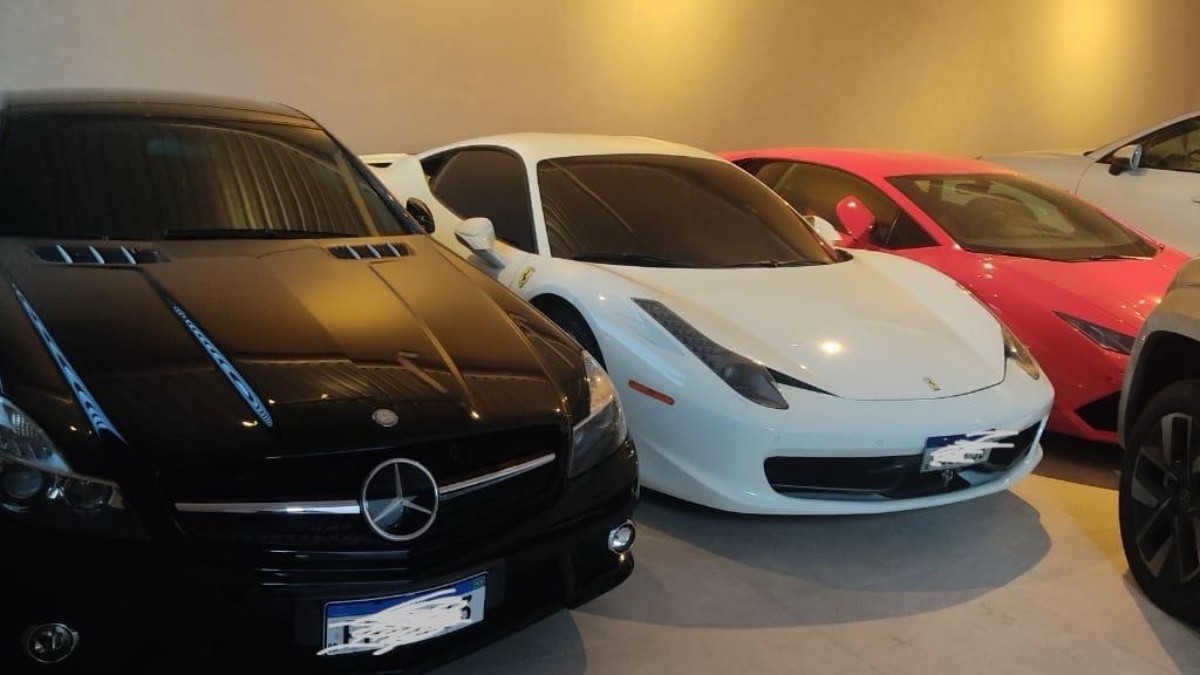 Carros de luxo são apreendidos com grupo suspeito de sonegar impostos no DF