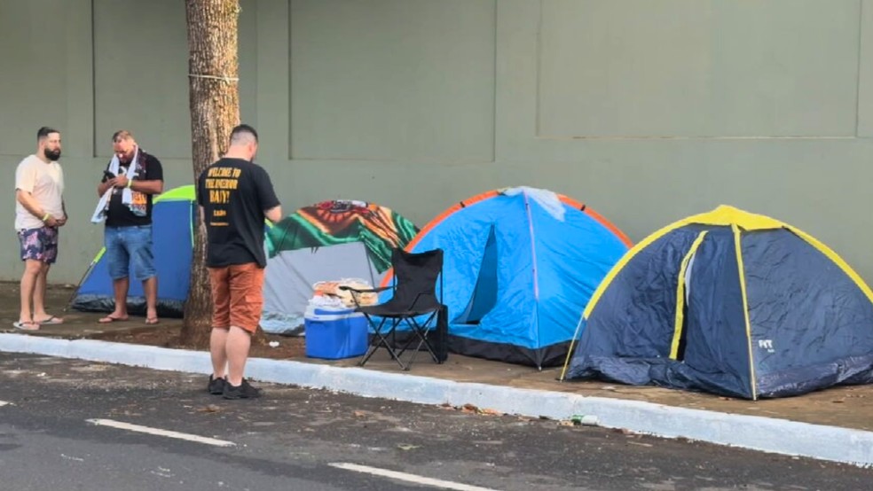 Fãs acampam na frente do Recinto de Exposições em Rio Preto (SP) — Foto: Reprodução/TV TEM