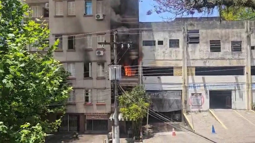 VÍDEO: incêndio atinge prédio residencial em Porto Alegre