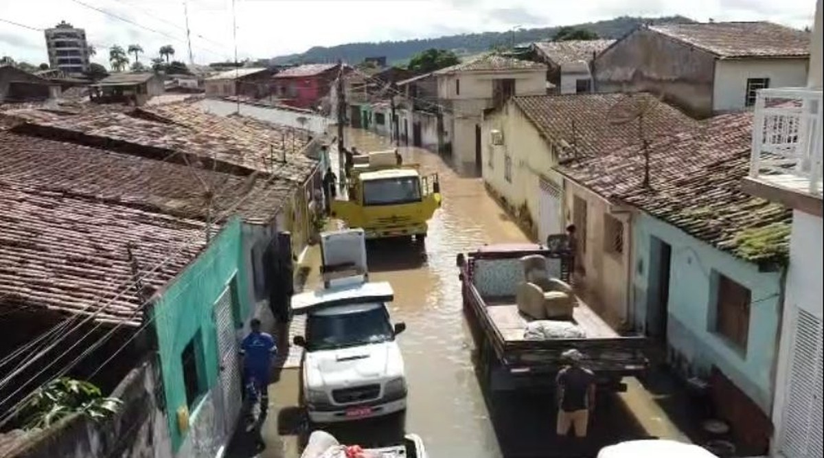 Vítimas das chuvas começam a voltar para casa e número de desalojados cai em Alagoas
