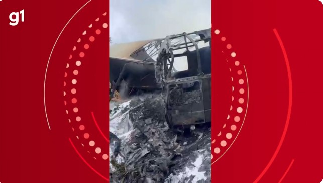 Caminhão carregado com 26 toneladas de polietileno tomba e pega fogo na BR-251