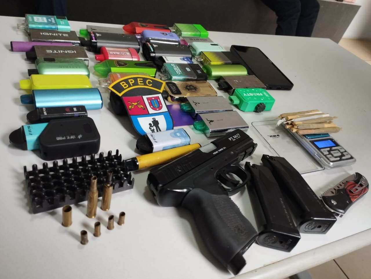 Aluno de colégio estadual do Paraná é flagrado carregando cigarros de maconha e canivete, após desacatar pedagoga