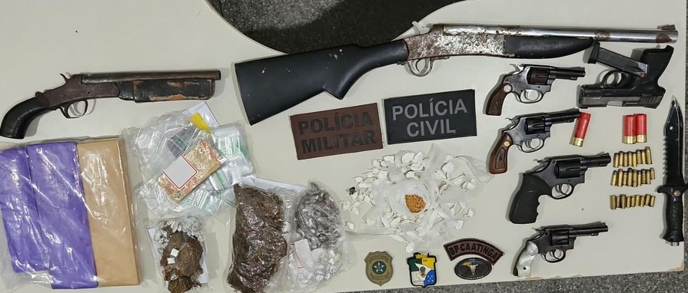 Armas encontradas com os homens mortos em confronto — Foto: SSP/SE