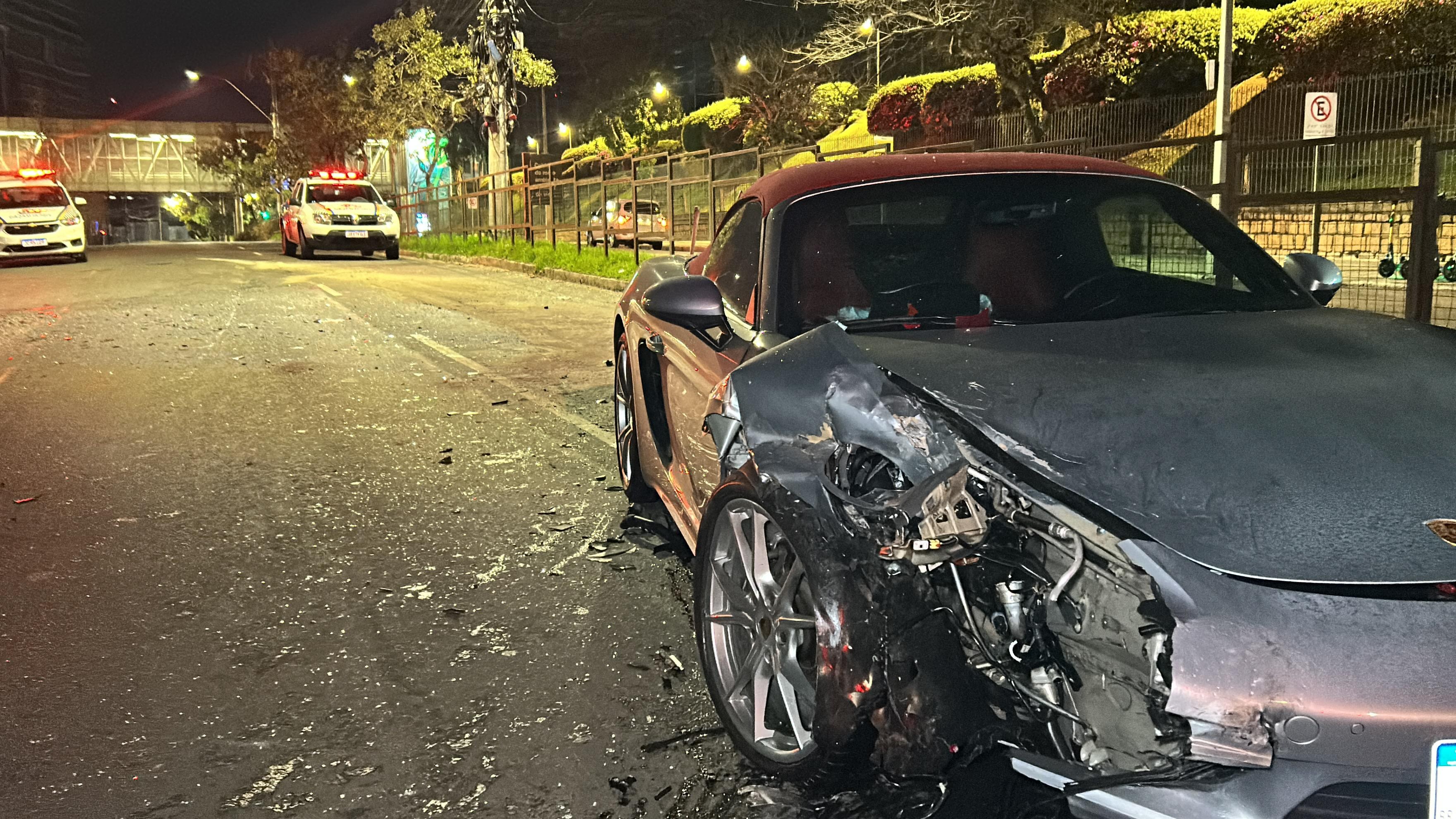 VÍDEO mostra Porsche em suposto racha atingindo carros parados em semáforo de Porto Alegre