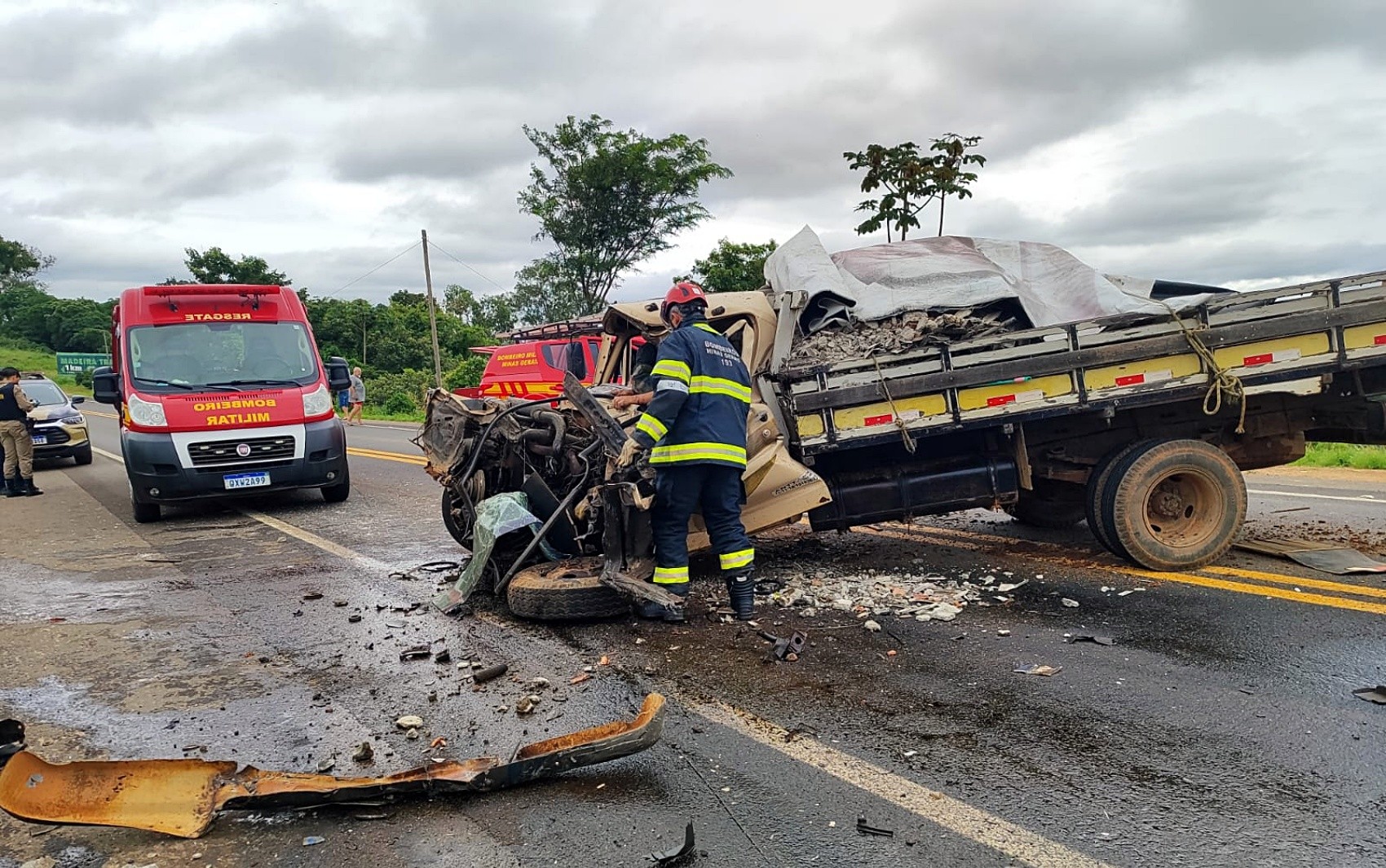 Batida entre caminhão e caminhonete deixa quatro feridos na MG-491, em Guaranésia, MG