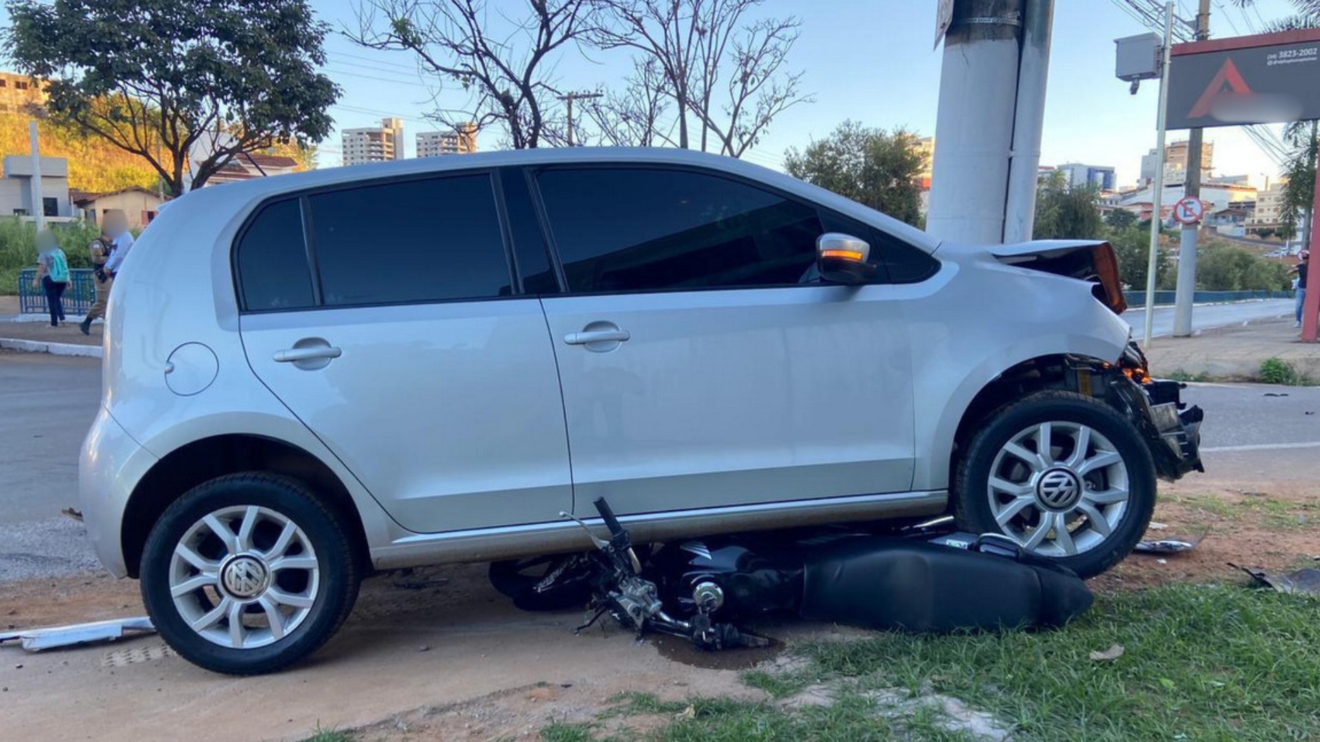 Vídeo: entregador sem habilitação é arremessado ao furar sinal vermelho e ser atingido por carro em MG
