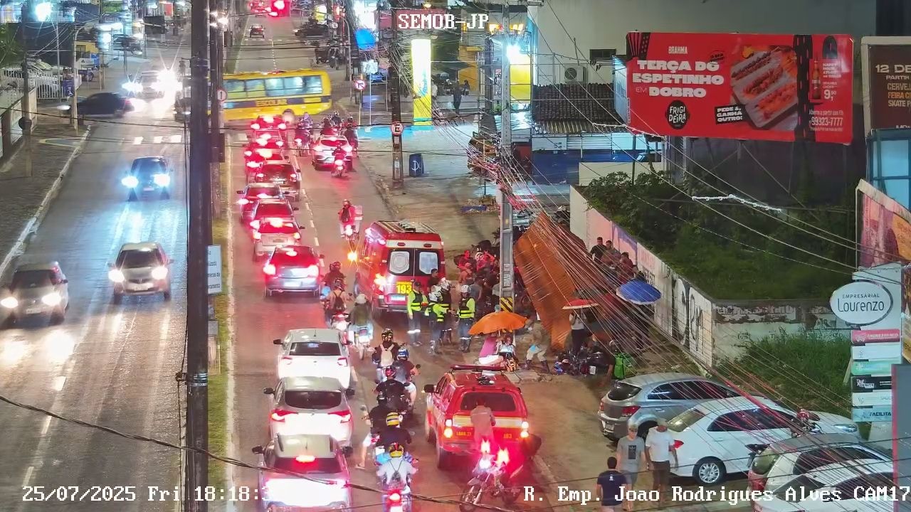Colisão entre duas motos derruba parada de ônibus e deixa cinco pessoas feridas