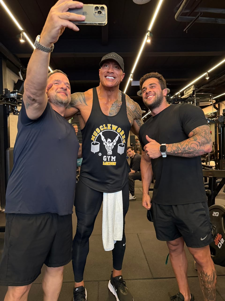 'The Rock' Dwayne Johnson treina em academia no Humaitá em passagem pelo Rio para divulgar 'Moana'; FOTO