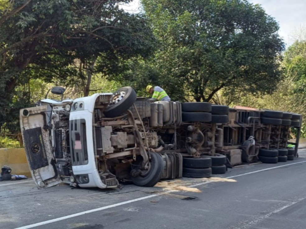 Carreta tomba na subida da Serra das Araras, em Piraí — Foto: Divulgação/PRF