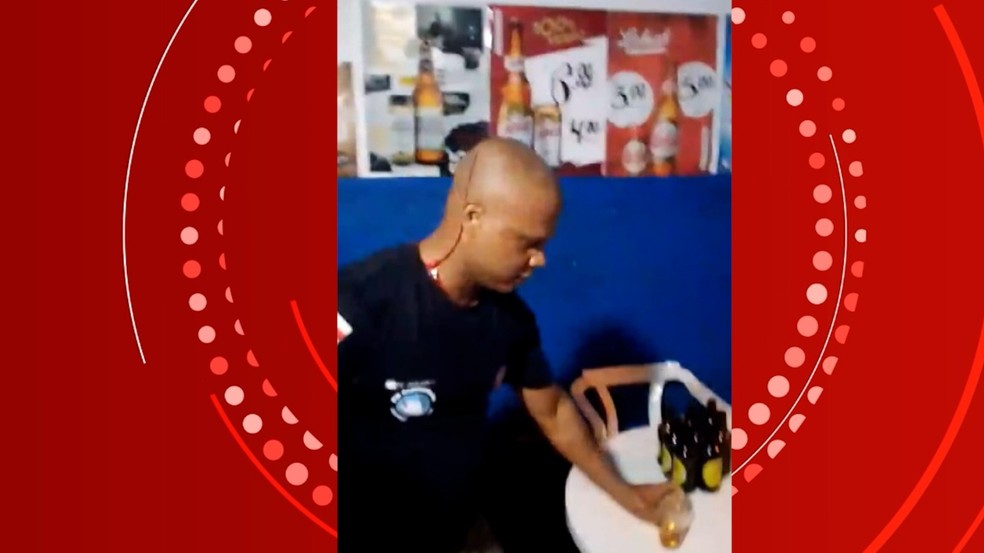 Policial militar agride mulher com tapa no rosto e vítima o atinge com garrafa de vidro na cabeça em bar na Bahia — Foto: Reprodução/Redes Sociais