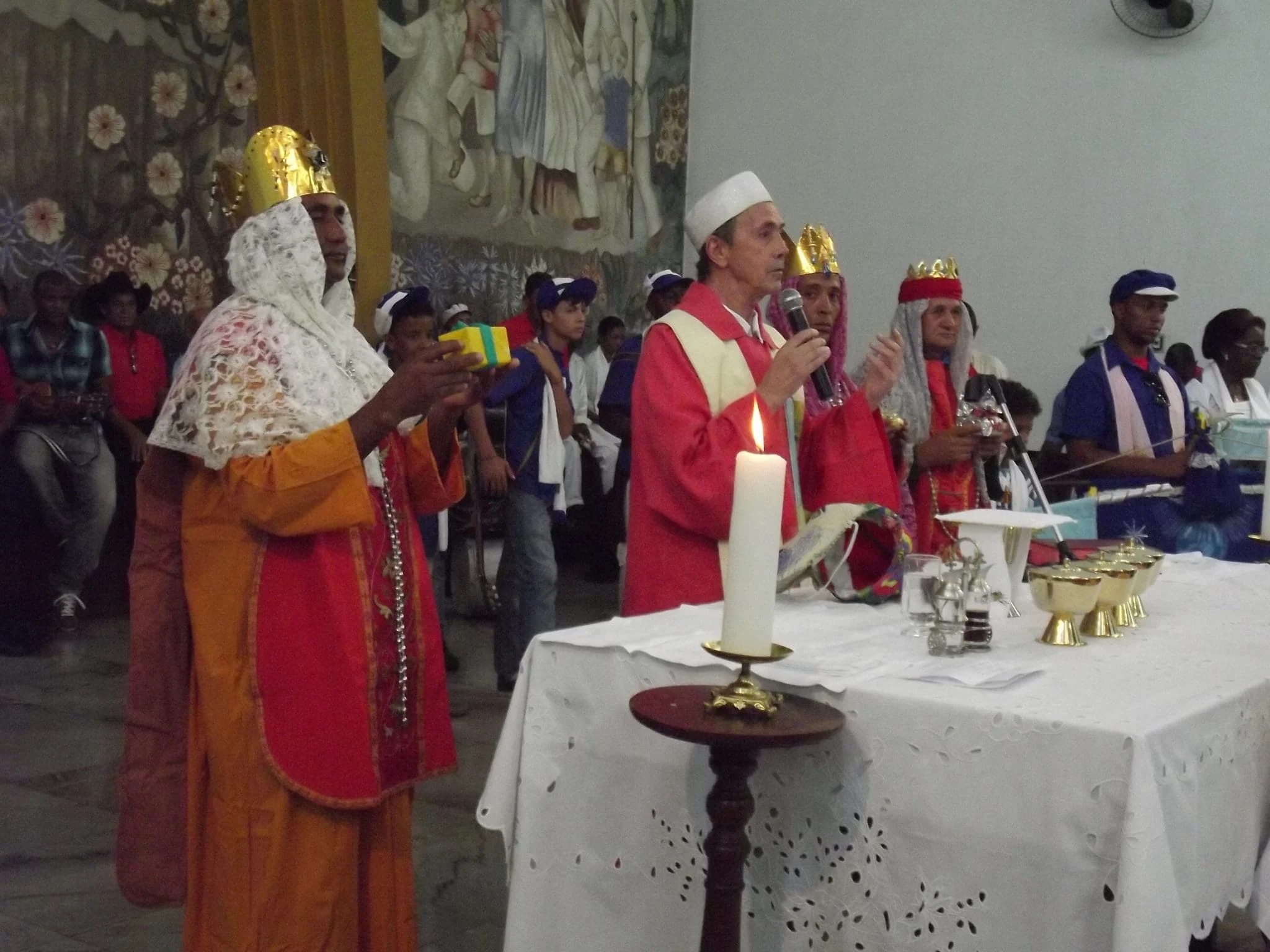 Missa Conga: saiba como é a celebração feita há quase 50 anos pelo mesmo frei em MG