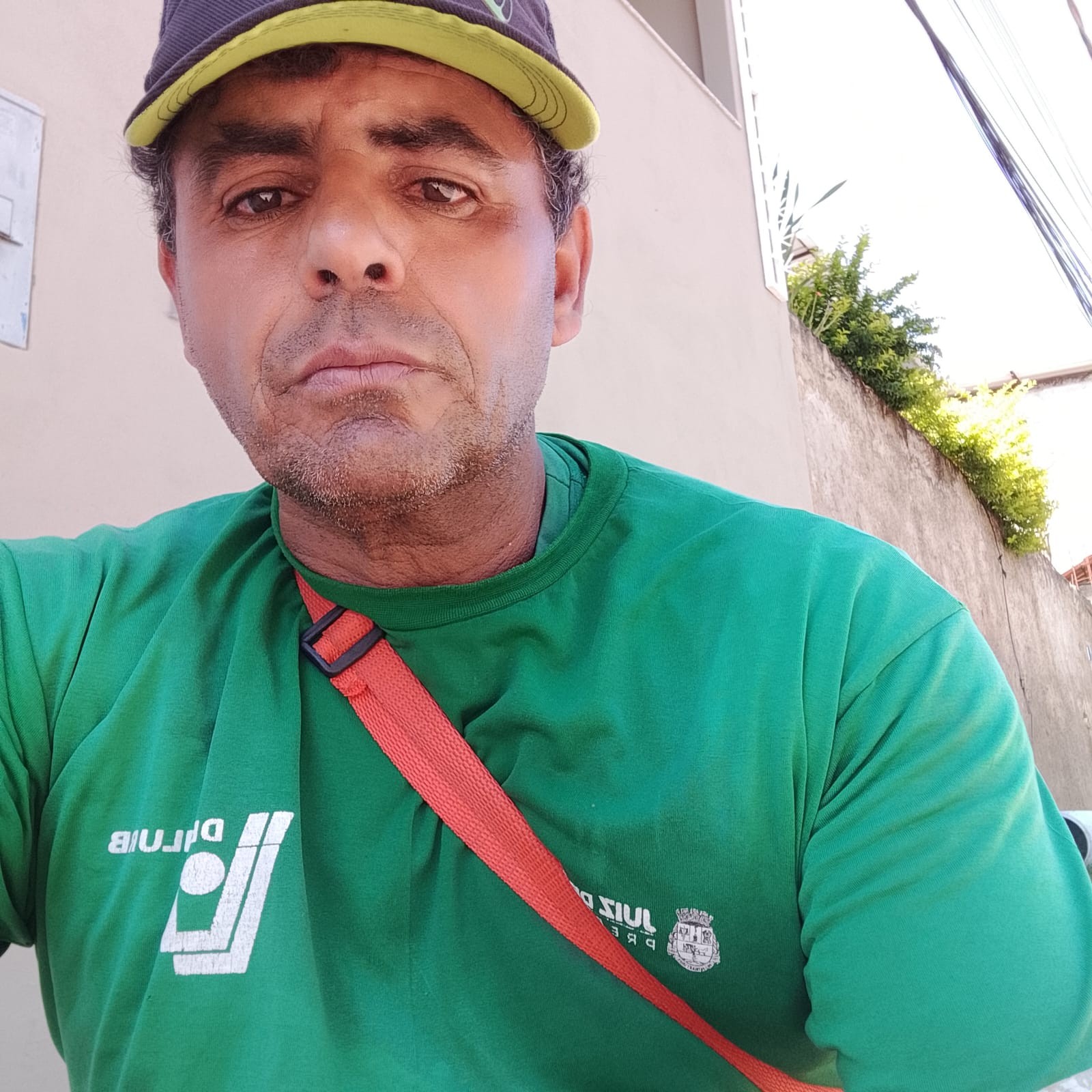 Gari que teve perna amputada foi prensado entre poste de energia e caminhão após veículo dar marcha à ré no bairro Filgueiras