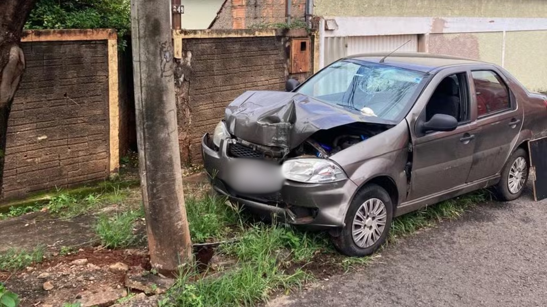 Motorista morre ao bater em poste no Bairro Daniel Fonseca em Uberlândia 