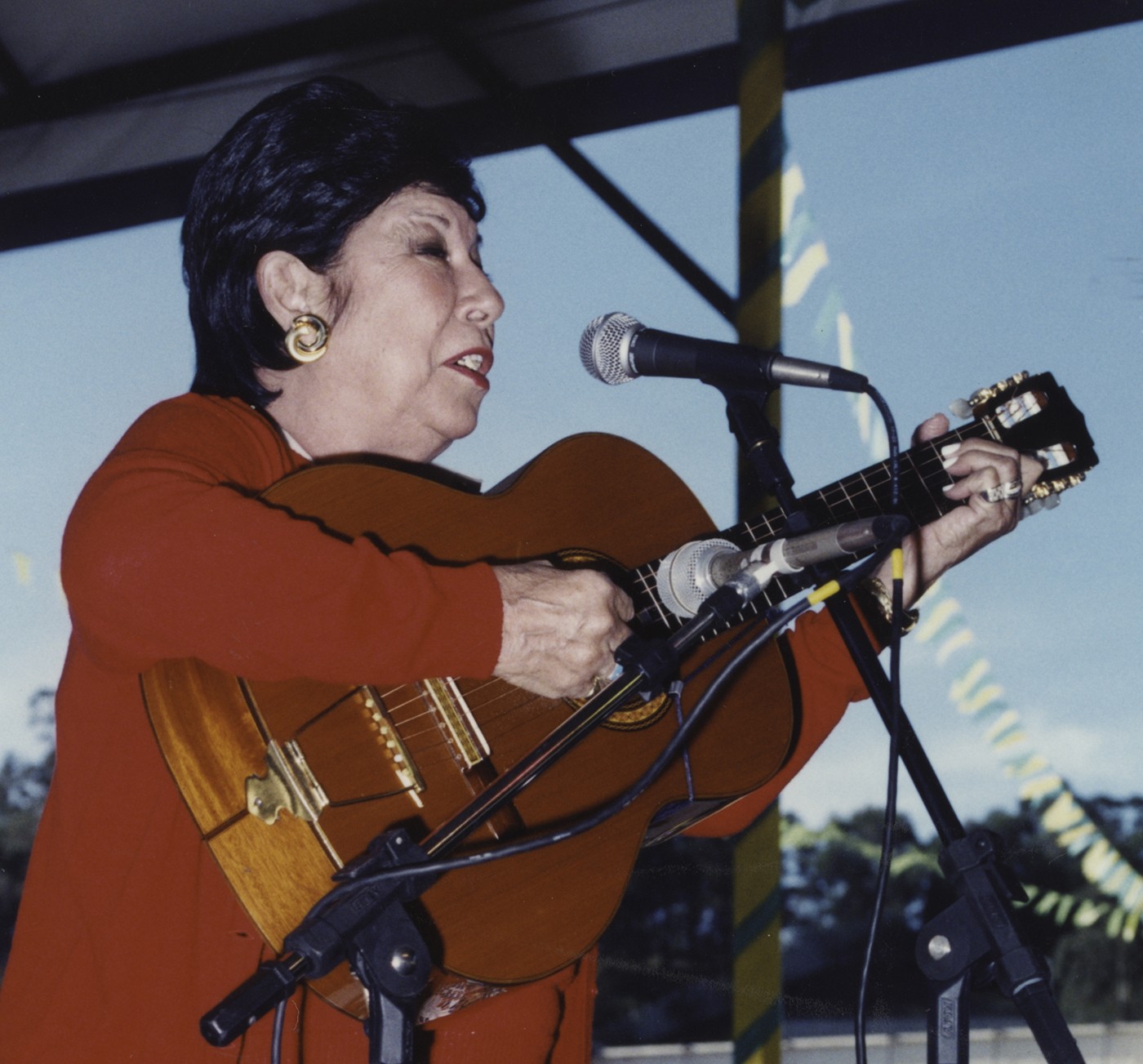 Centenário de Inezita Barroso motiva a edição de álbum ao vivo com face mais urbana da cantora do Brasil caboclo
