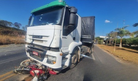 Homem fica gravemente ferido após colisão entre moto e carreta na BR-354