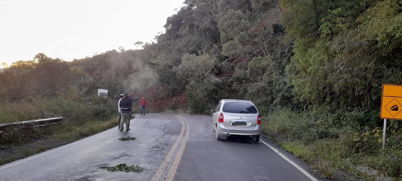 Chuva causa deslizamento de terra e fecha rodovia na Serra de SC