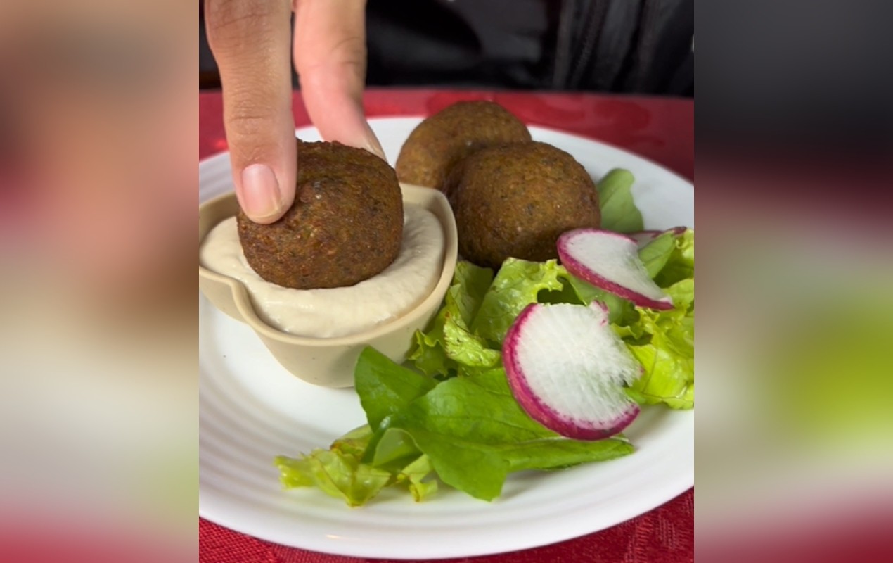 Dia do Imigrante: descendente de libaneses ensina receita de falafel que preserva história e cultura familiar