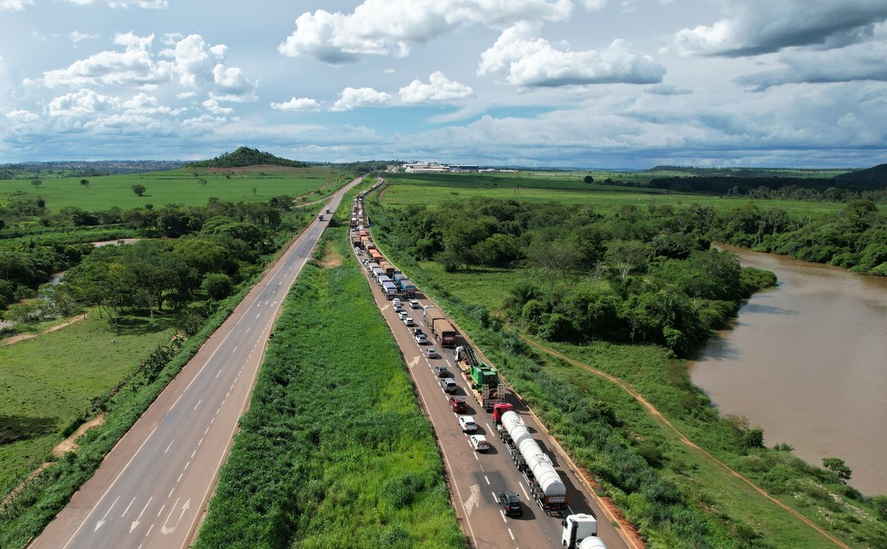 Trânsito na região funciona de forma lenta — Foto: Ariovaldo Dantas