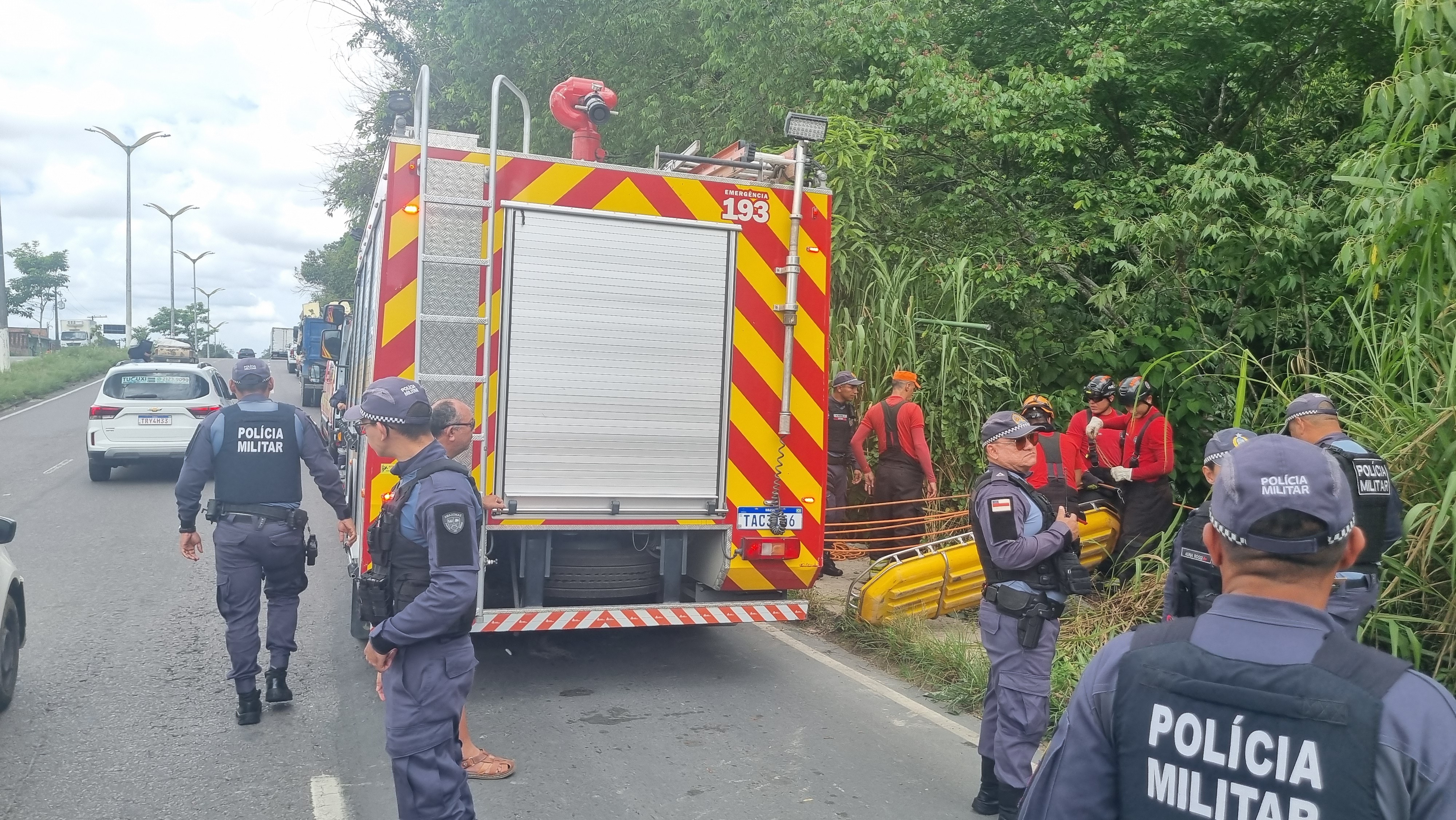 VÍDEO: Caminhão-baú cai em ribanceira e motorista fica preso às ferragens na Zona Leste de Manaus