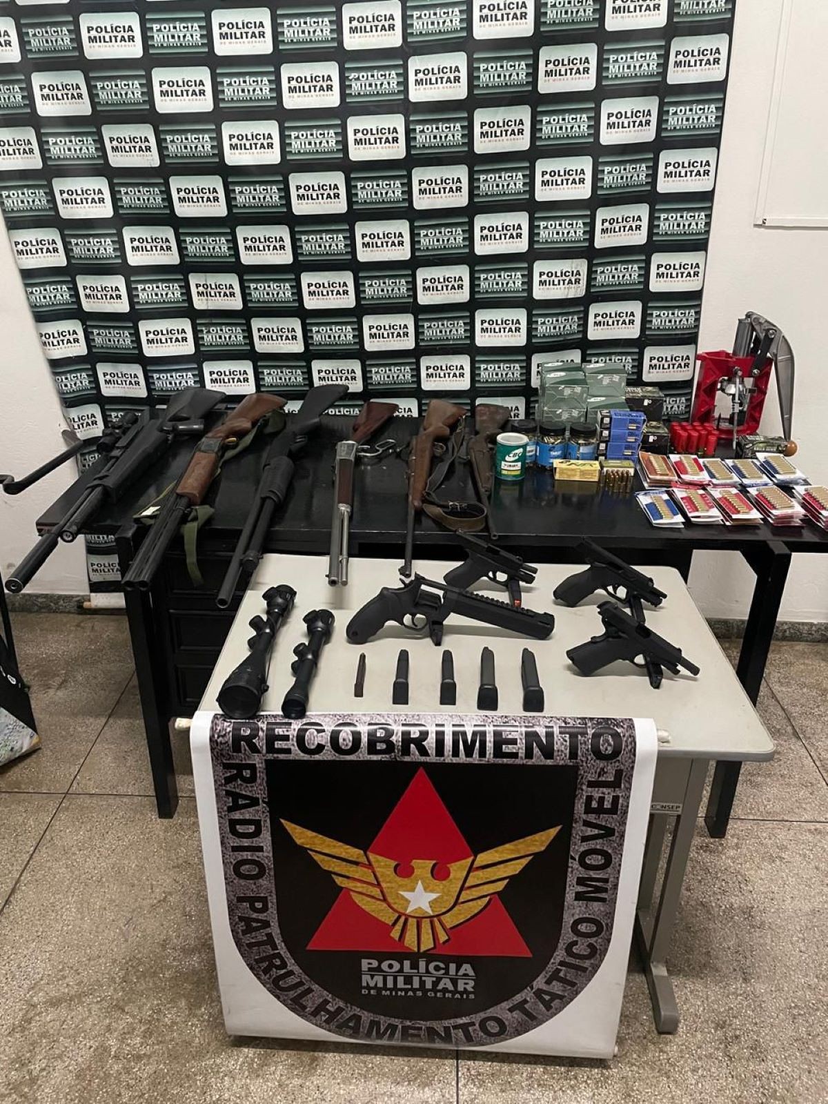 Homem que matou cachorro da família com 14 tiros tinha arsenal de armas e mais de mil munições 