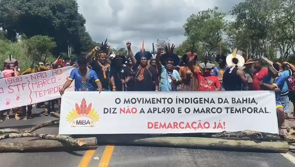 Indígenas da Bahia fecham rodovia e pedem derrubada do marco temporal — Foto: Zeca Pataxó