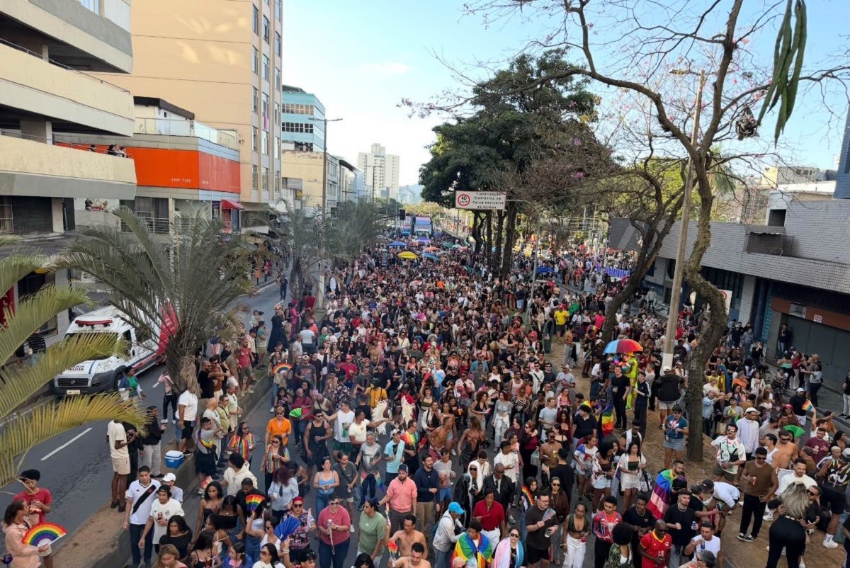 Parada LGBTQIA+ toma as ruas do Centro de Juiz de Fora com música e celebração; VÍDEO