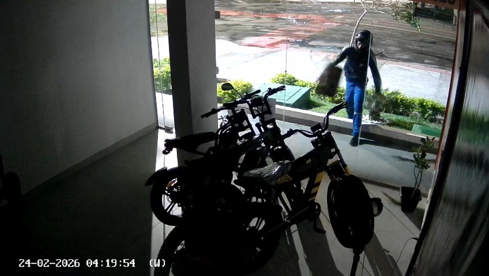 Com ajuda de uma pedra, homem tenta furtar loja de bicicletas elétricas recém-inaugurada em Vila Velha, Espírito Santo — Foto: Arquivo pessoal