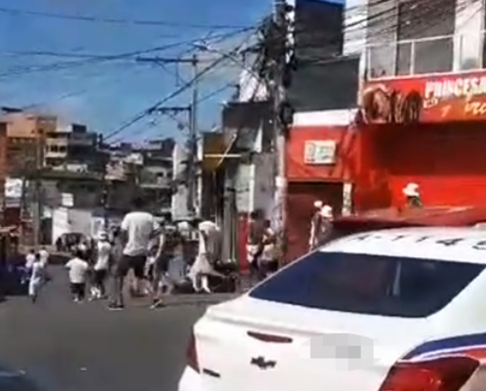 Grupo quando perseguia adolescente em Sussuarana, em Salvador — Foto: Reprodução/Redes Sociais