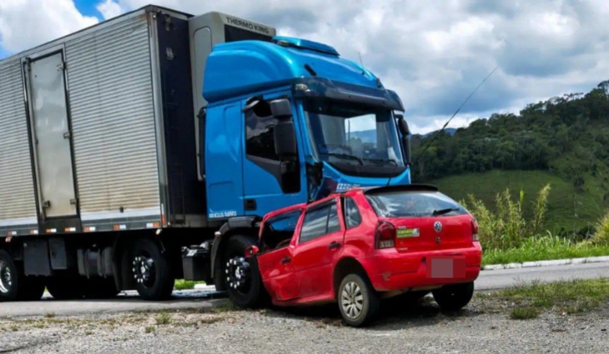 Ocupantes de carro morrem após bater de frente com caminhão na BR-267 em MG
