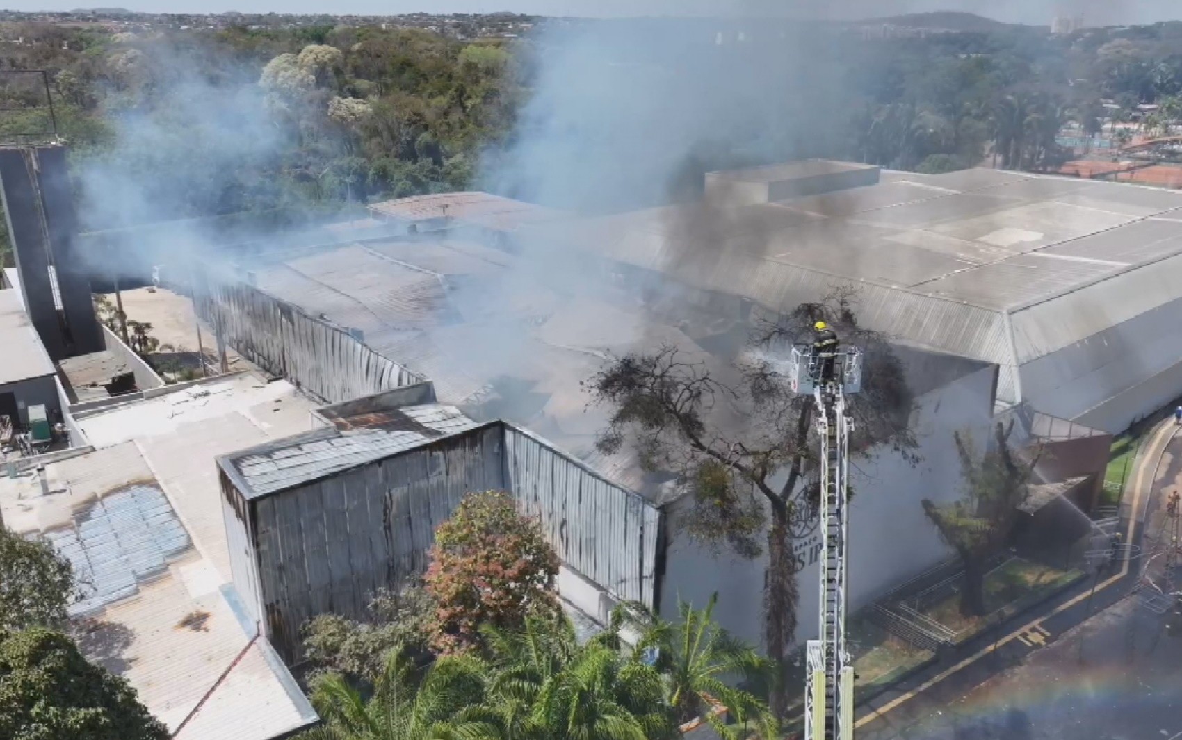 Incêndio destrói espaço de festas em Goiânia; vídeo