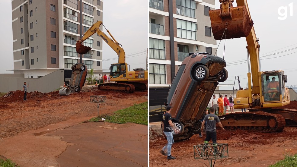 Carro é retirado de buraco por retroescavadeira em Santa Rosa — Foto: Arquivo pessoal