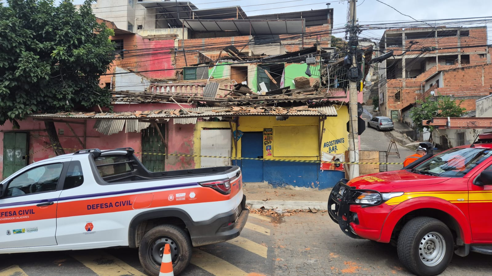 Mãe e três filhos escapam após casa desabar em Governador Valadares