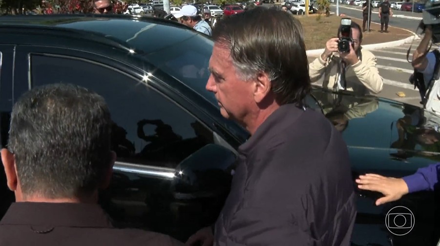 Defesa de Bolsonaro nega descumprimento de cautelares e pede que Moraes esclareça proibição