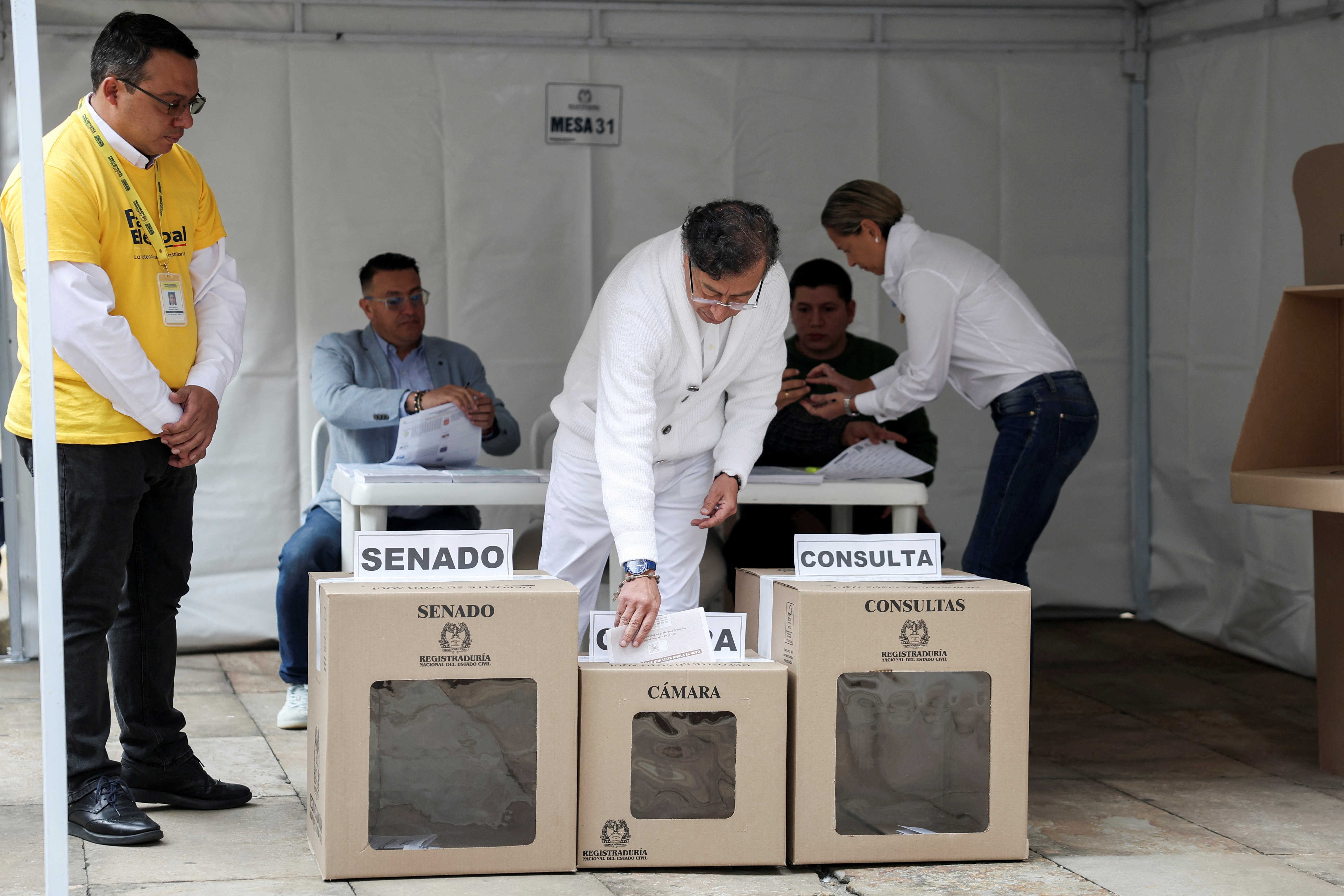 Colombianos elegem novo Congresso; votação serve de termômetro para disputa presidencial de maio