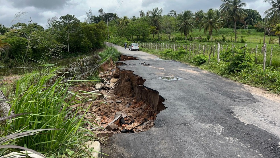 Parte de estrada desabou em Monte Alegre — Foto: Vinícius Marinho/Inter TV Cabugi