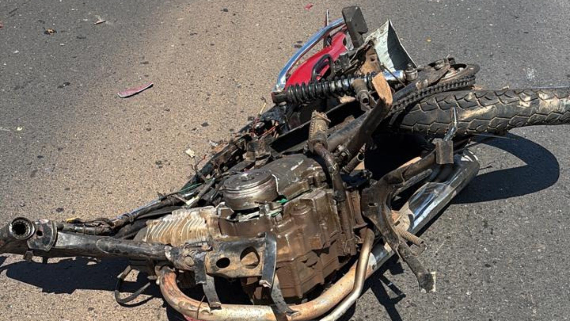 Motociclista morre ao invadir contramão e provocar acidente com mais três veículos na MGC-452, em Uberlândia