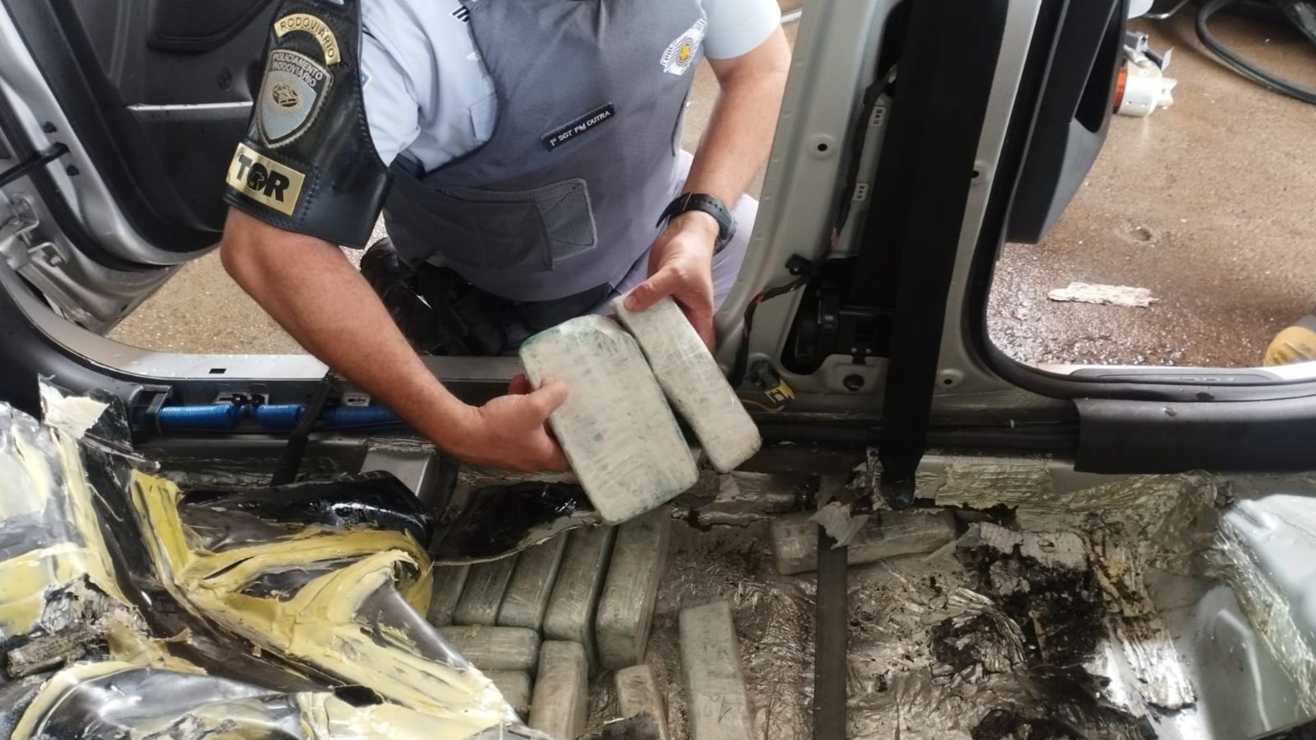 Polícia Rodoviária apreende quase 140 kg de cocaína escondidos em fundo falso de carro no interior de SP