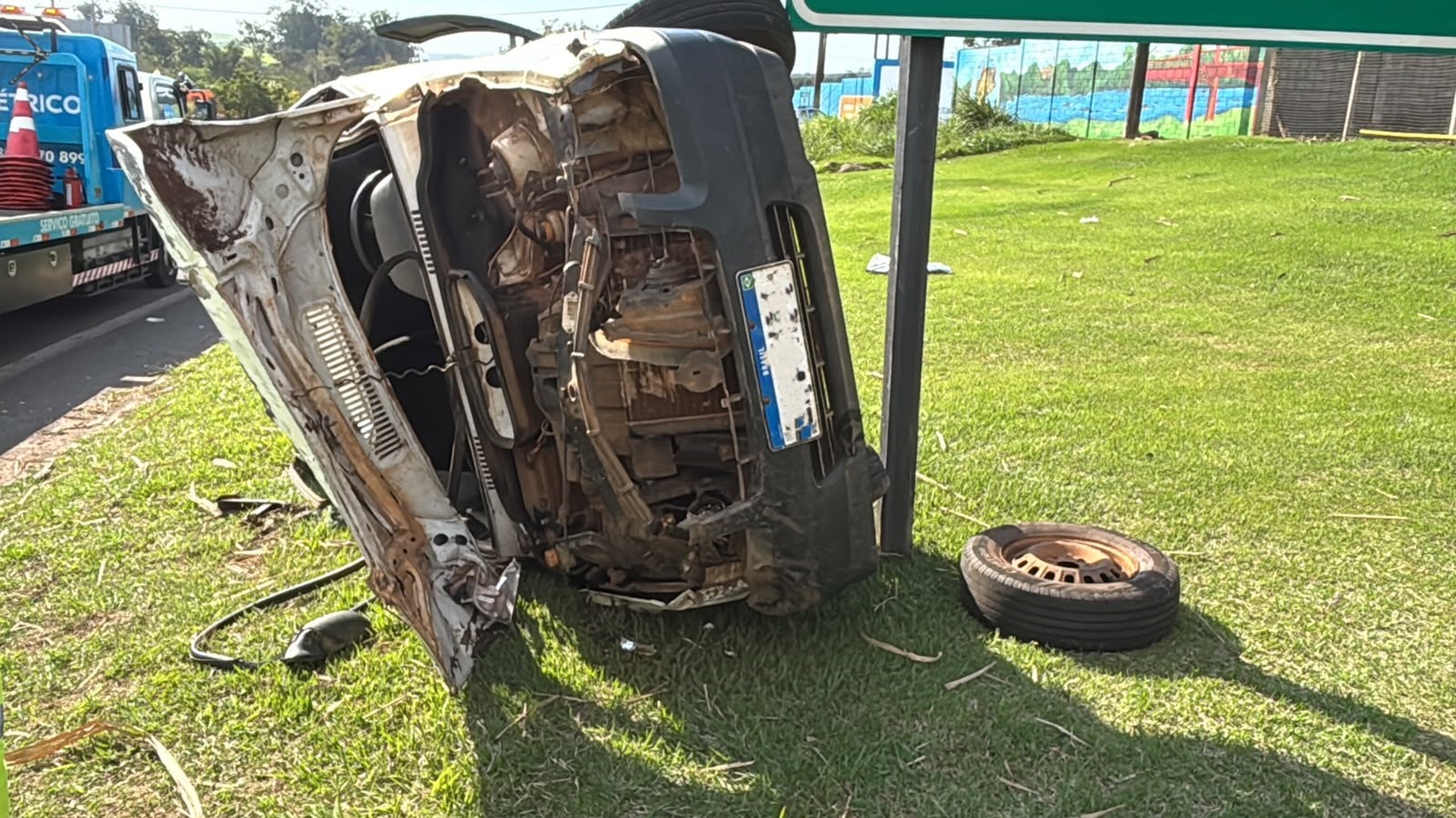Motorista é socorrido em estado grave após capotar carro e bater contra muro de proteção de rodovia em Piracicaba