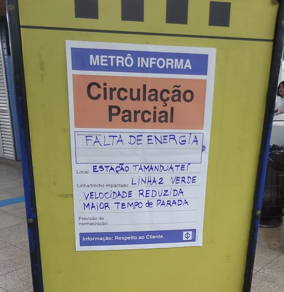 Informe nas estações após falta de energia na Linha 2-Verde do Metrô — Foto: Hermínio Bernardo/TV Globo